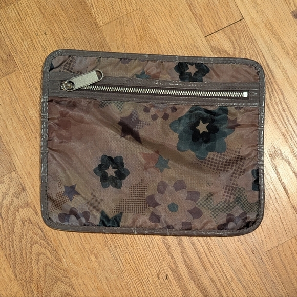 🌟 LeSportsac x Stella McCartney Quilted Nylon Carry All Bag w Matching Pouch 🌟 - Picture 5 of 11